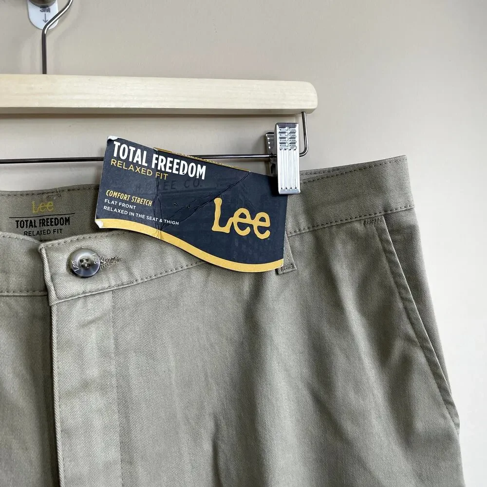 NWT Lee total freedom relaxed fit stain repellent men's khaki trousers 36 X 29‎